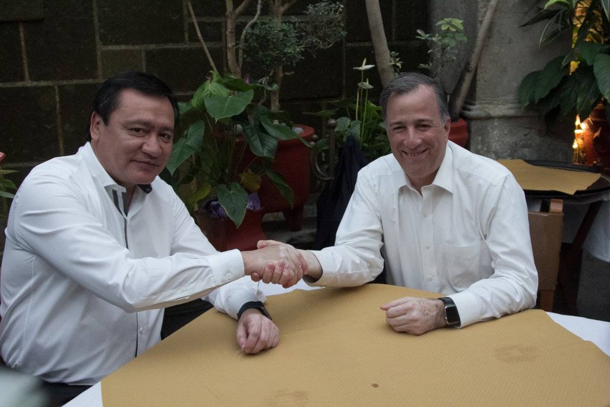 Miguel Ángel Osorio Chong, entonces secretario de Gobernación y José Antonio Meade, aspirante a candidato a la presidencia de México por el Partido Revolucionario Institucional (PRI), en un encuentro en un restaurant en la colonia Tabacalera en noviembre