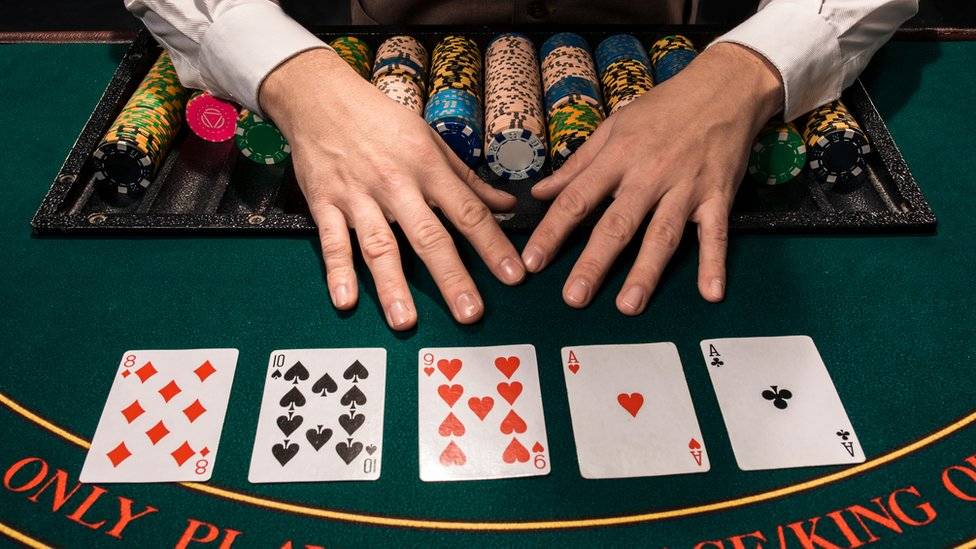  Mesa con cartas de póker.