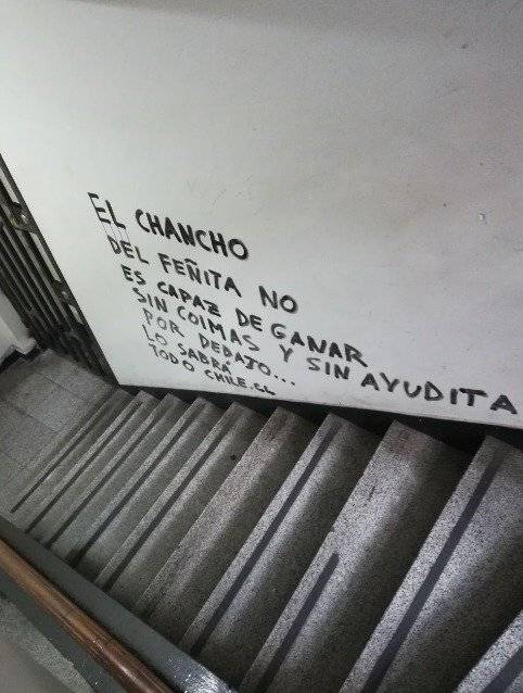 Mensajes enigmáticos que aparecen en edificio de Santiago Centro