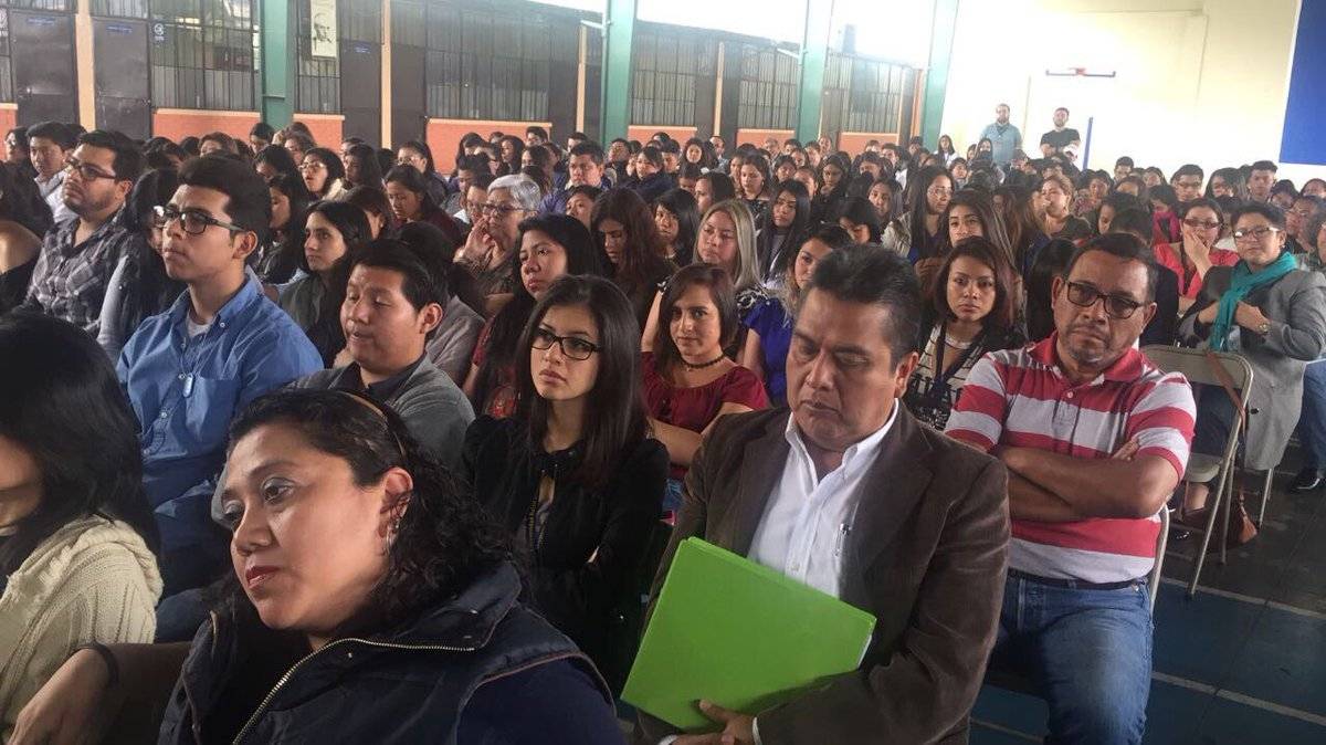 Estudiantes escuchan al comisionado Iván Velásquez