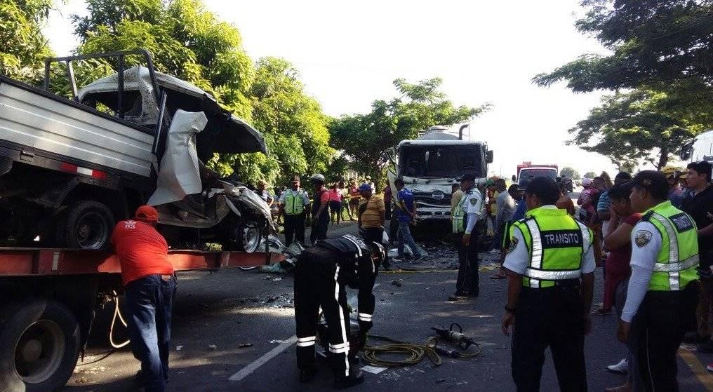 9 fallecidos y 2 heridos tras choque en vía Babahoyo - Juján