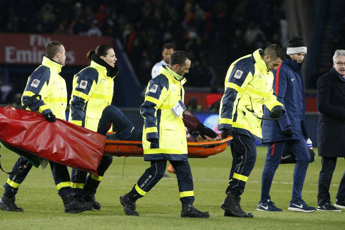 Neymar tuvo que salir en camilla.