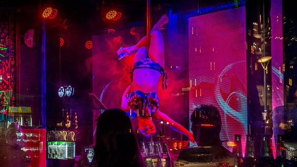 Imagem mostra dançarina de pole dance