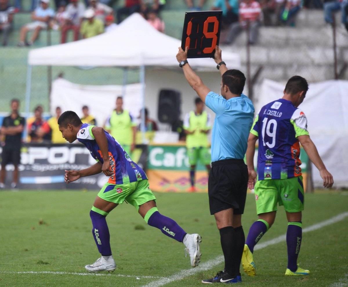 Vidal Paz ingresó en lugar de Fabián Castillo.