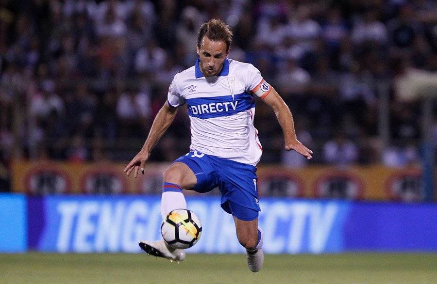 Ante la ausencia en cancha de Cristián Álvarez, José Pedro Fuenzalida ha portado la jineta de capitán en la UC / Foto: Agencia UNO