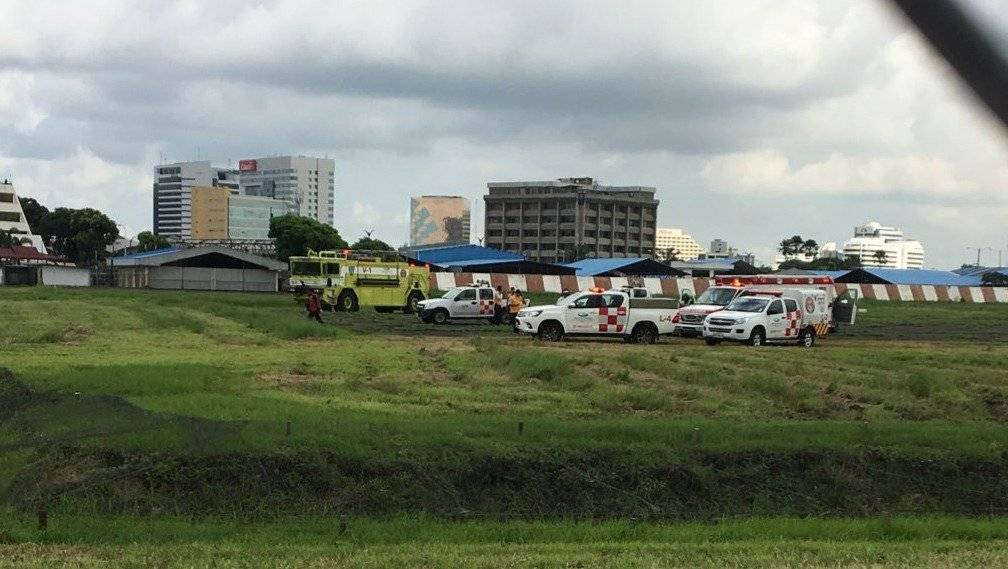 Ambulancias acuden a emergencia de personas que caen desde el sistema del tren de decolaje de un avión