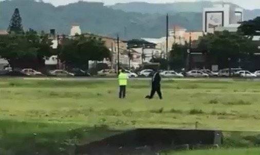 Personas caen desde el sistema del tren de decolaje de un avión