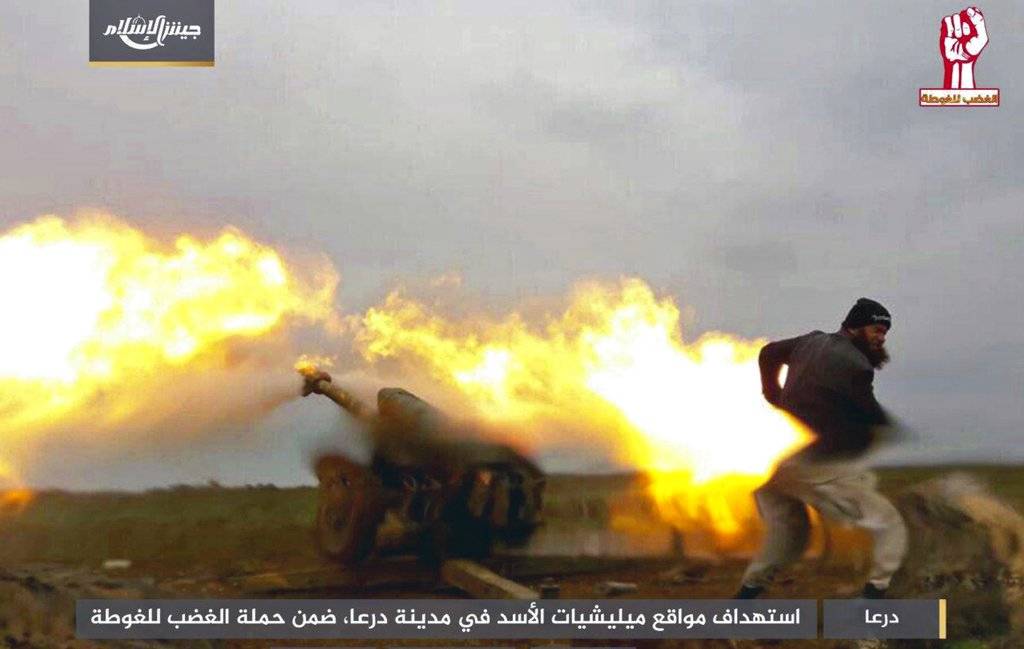 En esta imagen difundida el domingo, 25 de febrero de 2018, por el grupo insurgente sirio Ejército del Islam, un combatiente de la milicia rebelde dispara artillería durante combates con fuerzas del gobierno en la provincia sureña de Daraa, en Siria. (Ejé