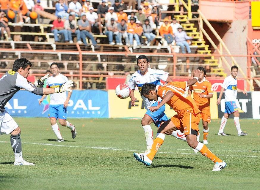 El peruano Juan José Barros derrotando a Cristopher Toselli en el 4-3 de Cobreloa sobre la UC de 2012 / Foto: Agencia UNO