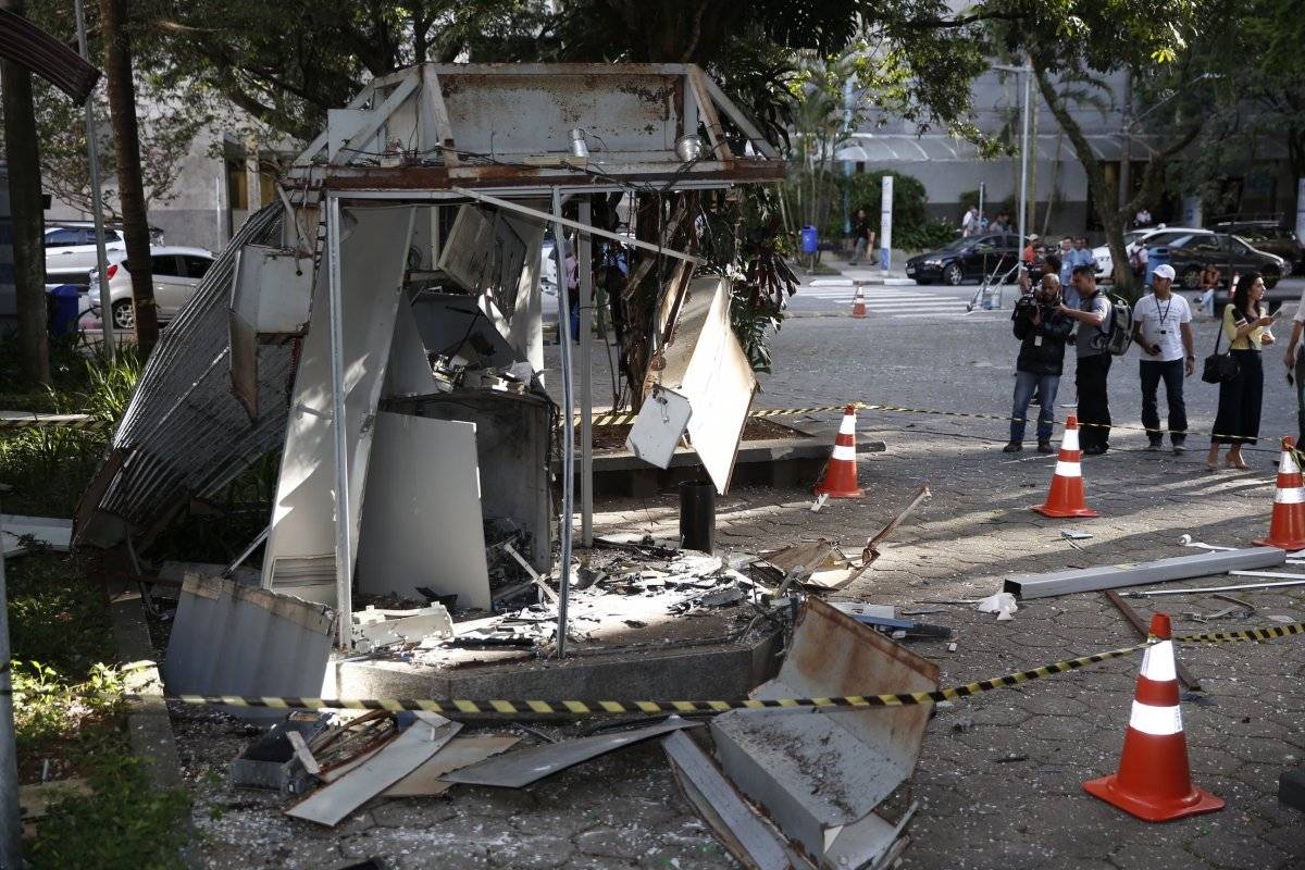 Criminosos explodem caixa eletrônico no Hospital das Clínicas - fevereiro de 2017