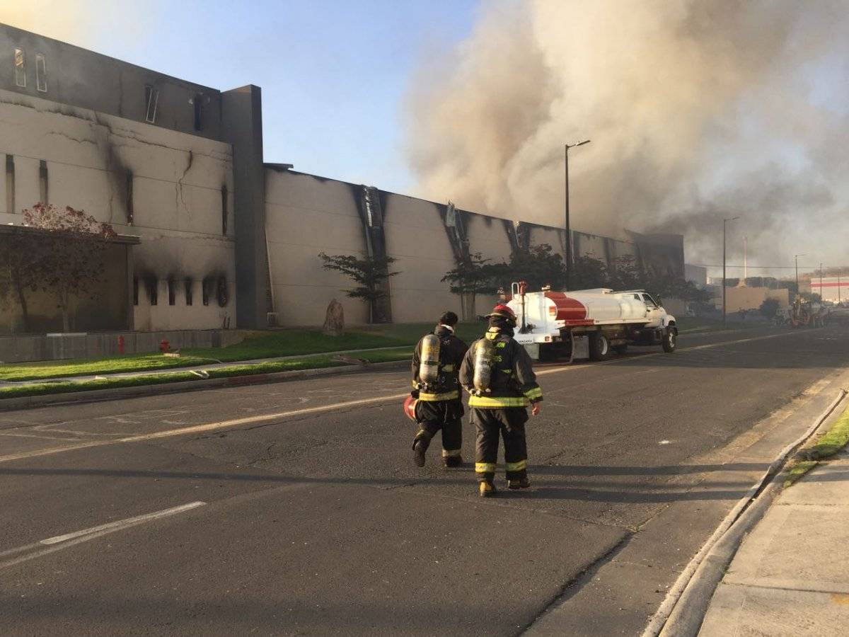 Incendio destruye fábrica de muebles en Zapopan