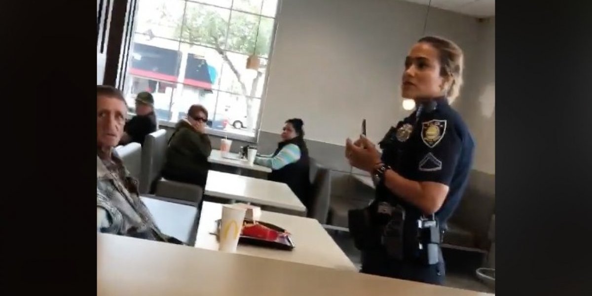 “A veces odio el mundo” invitó una hamburguesa a un anciano sin hogar y fueron desalojados del restaurante por las quejas de los clientes