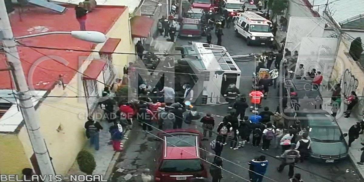 Volcadura de microbús en Iztapalapa deja 15 lesionados