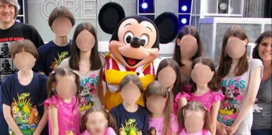 Los 13 hermanos Turpin en uno de sus breves momentos de libertad