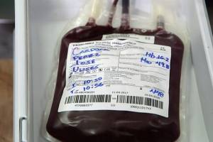 Un voluntario dona 450 mL de sangre.