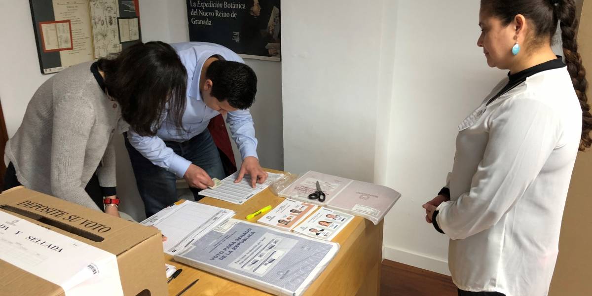 Colombia abre urnas en el exterior para elecciones legislativas (+ Fotos) Colombia abre urnas en el exterior para elecciones legislativas (+ Fotos)