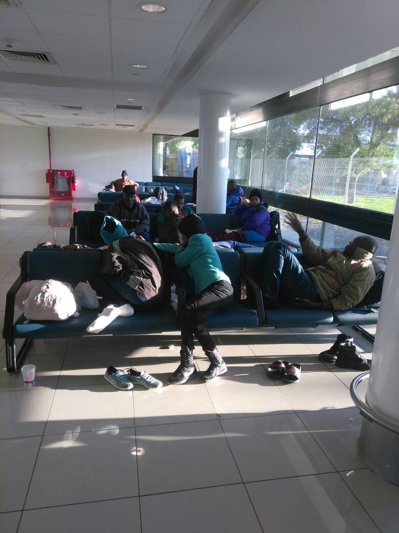 Haitianos duermen en el aeropuerto de Santiago