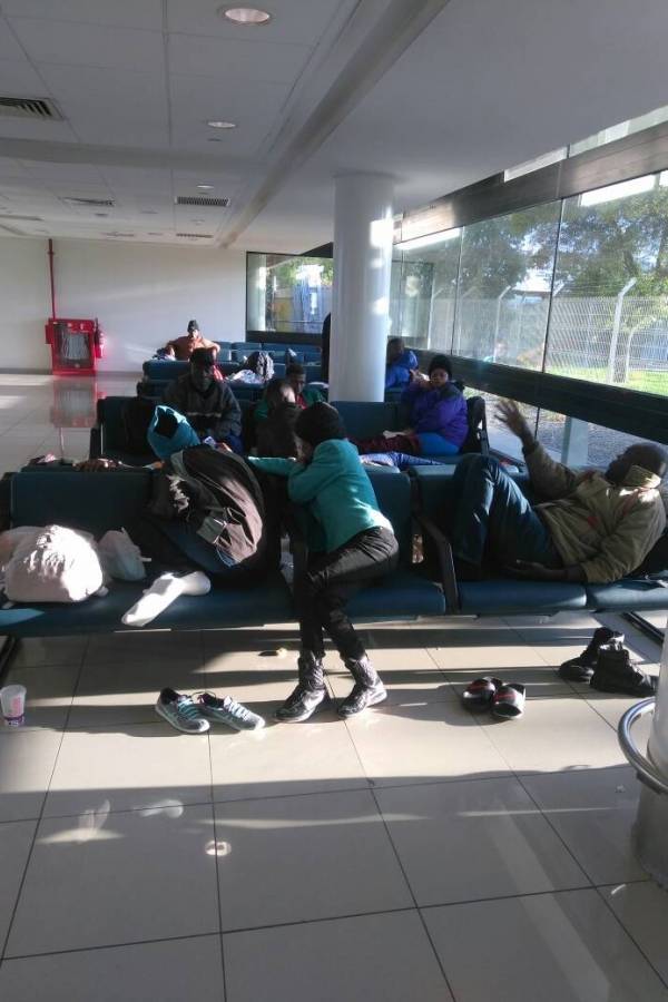 Haitianos duermen en el aeropuerto de Santiago