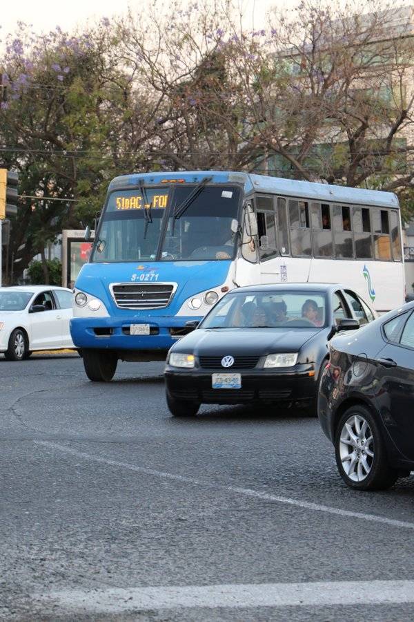 Retorna servicio de transporte público, aunque persiste la confrontación