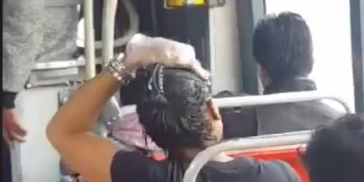 Mujer convierte el Transmilenio en salón de belleza — Viral Mujer convierte el Transmilenio en salón de belleza — Viral