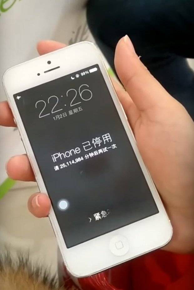 Niño bloquea un iPhone por 48 años