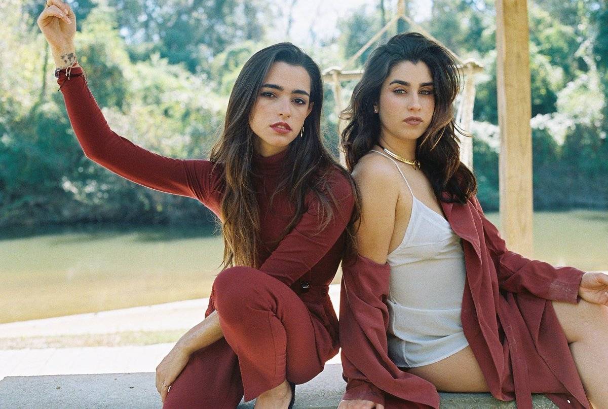 Lauren Jauregui y Lucy Vives