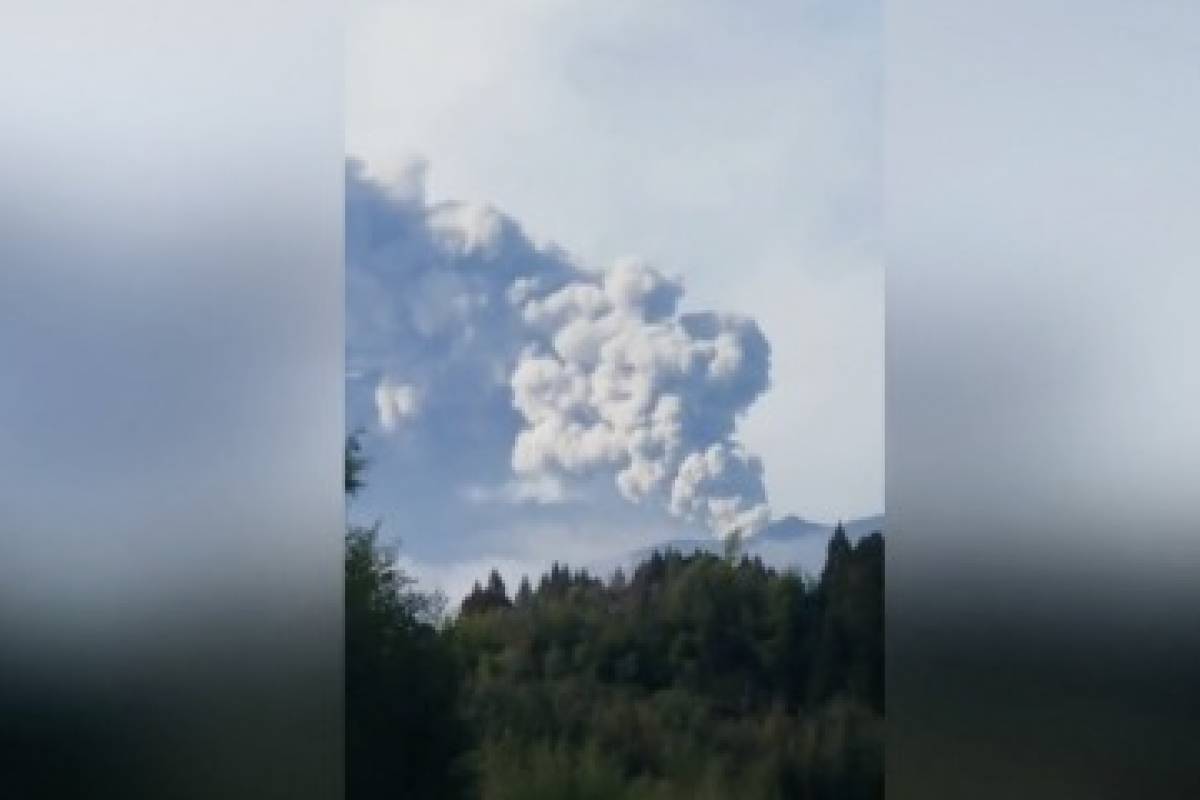 Despierta el volcán Shinmoedake de Japón y provoca cancelación de vuelos
