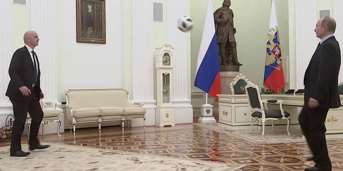 VIDEO. El toque de balón entre Infantino y Putin se hace viral