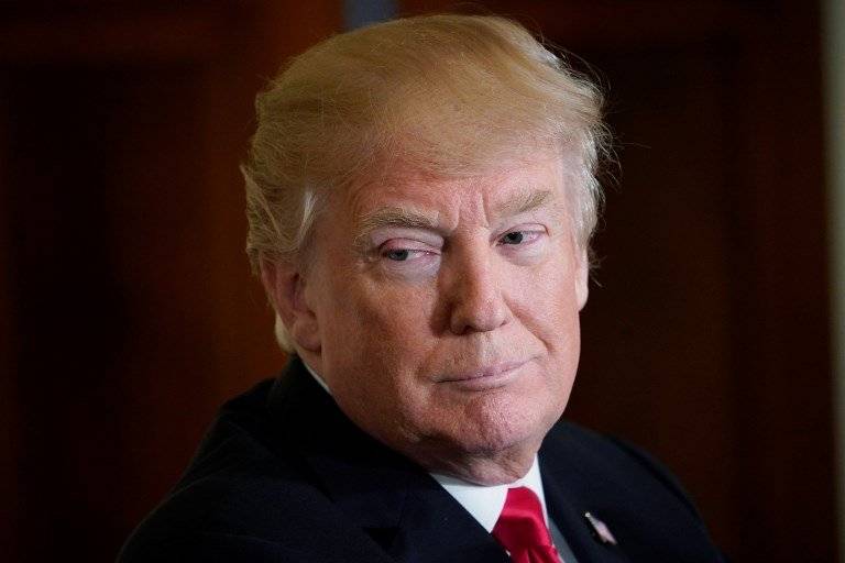 Donald Trump haciendo un gesto