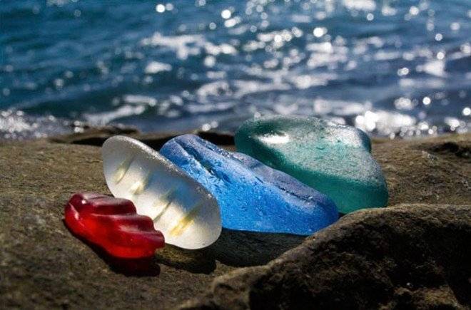 vodkabottlepebblesglassbeachussuribayrussia4660x550.jpg