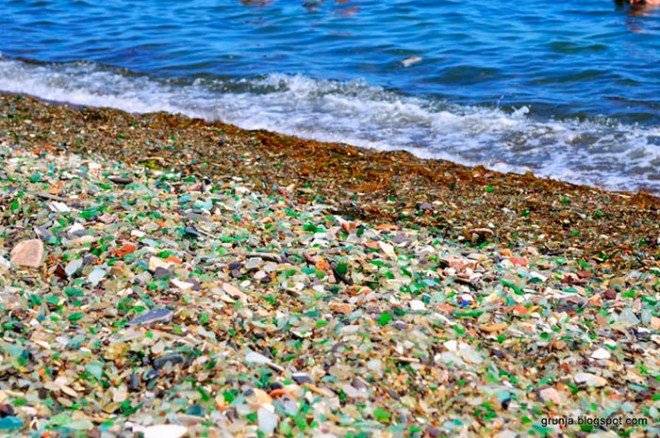 vodkabottlepebblesglassbeachussuribayrussia6660x550.jpg