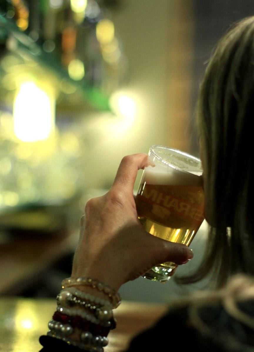 mulher chopp brahma cerveja