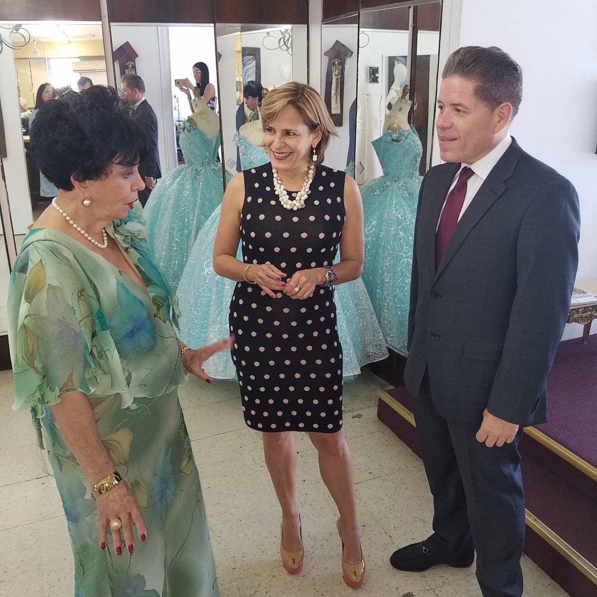 En la foto (de izquierda a derecha), la diseñadora Carlota Alfaro, la senadora Zoé Laboy y el presidente de San Juan Moda, Carlos Bermúdez. / Suministrada