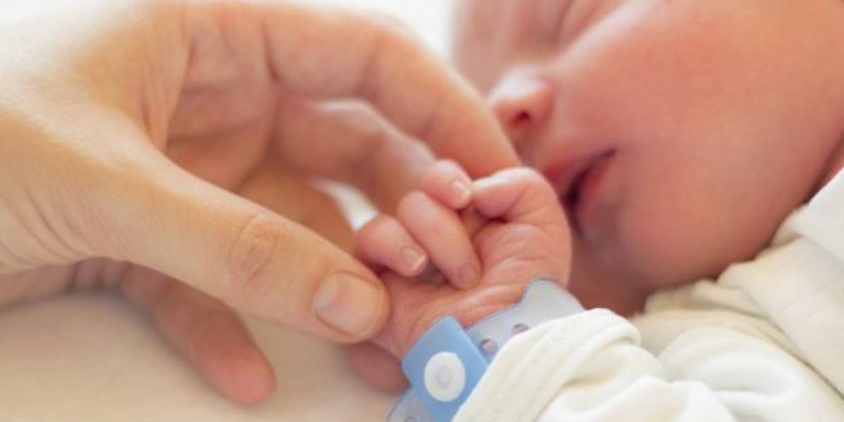 Cómo cargar a tu bebé recién nacido sin lastimarlo Nueva Mujer