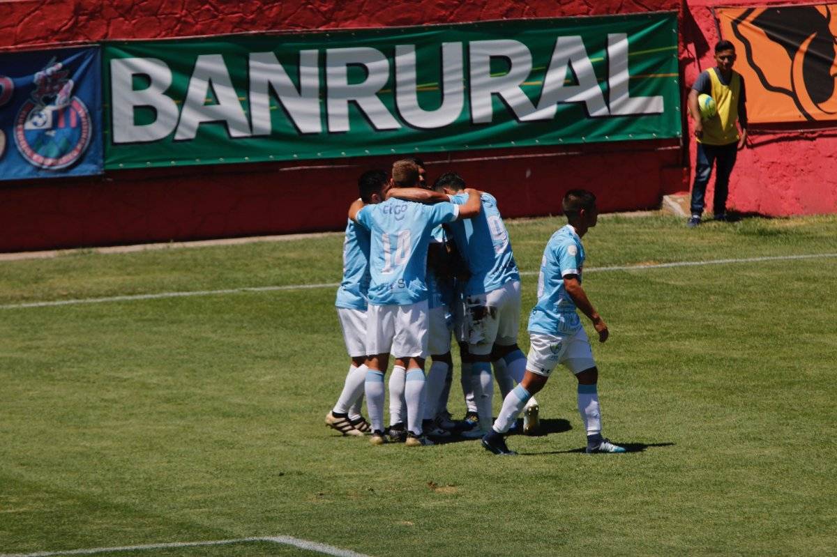 Los jugadores celestes festejan un gol
