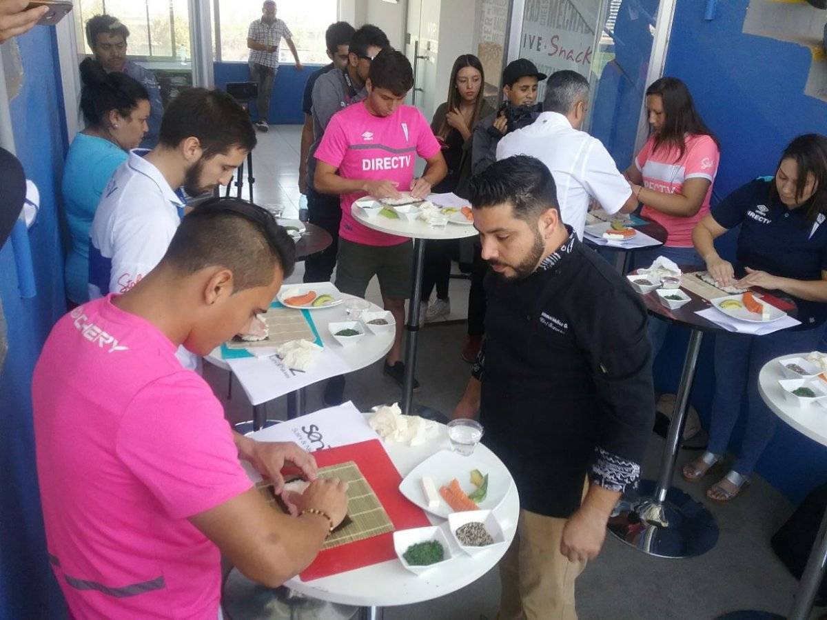 Llanos y Rebolledo armando el sushi con la esterilla / Foto: Pablo Serey
