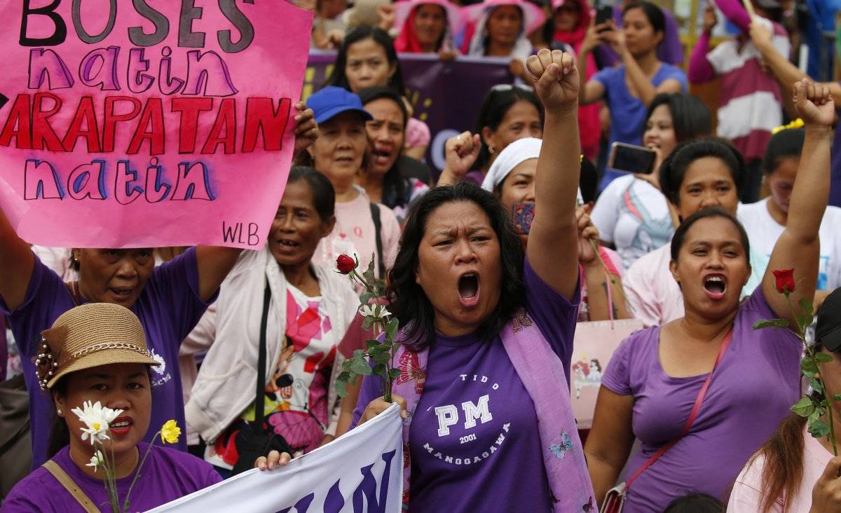 Manifestantes gritan consignas durante un mitin para conmemorar el Día Internacional de la Mujer en Manila, Filipinas.