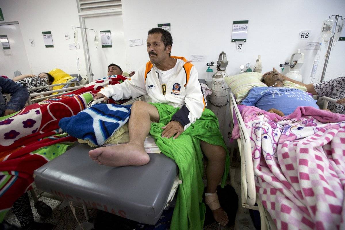 Muchos de esos migrantes cruzan a pie a Colombia y llegan a las salas de urgencias de la nación andina con problemas de salud urgentes que los hospitales venezolanos ya no pueden tratar.