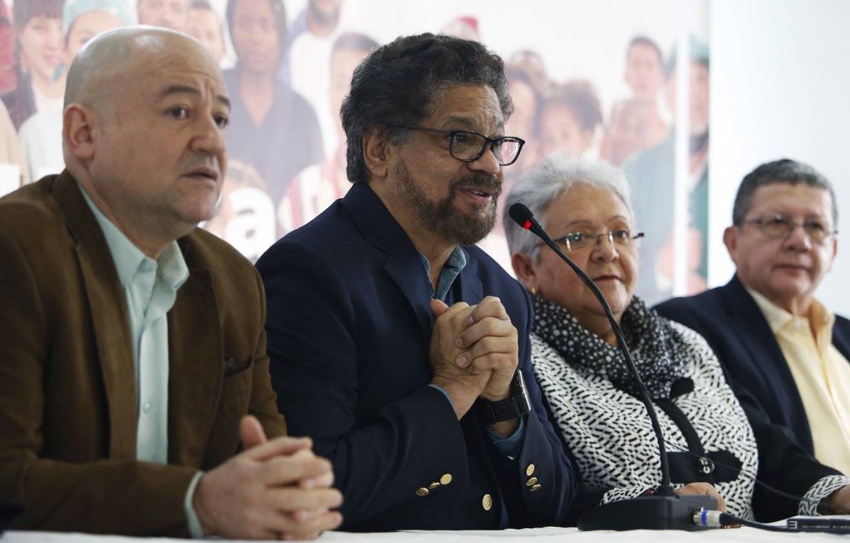 Iván Márquez, un ex líder de las Fuerzas Armadas Revolucionarias de Colombia, FARC, anuncia la retirada del ex comandante guerrillero Rodrigo Londono de la carrera presidencial