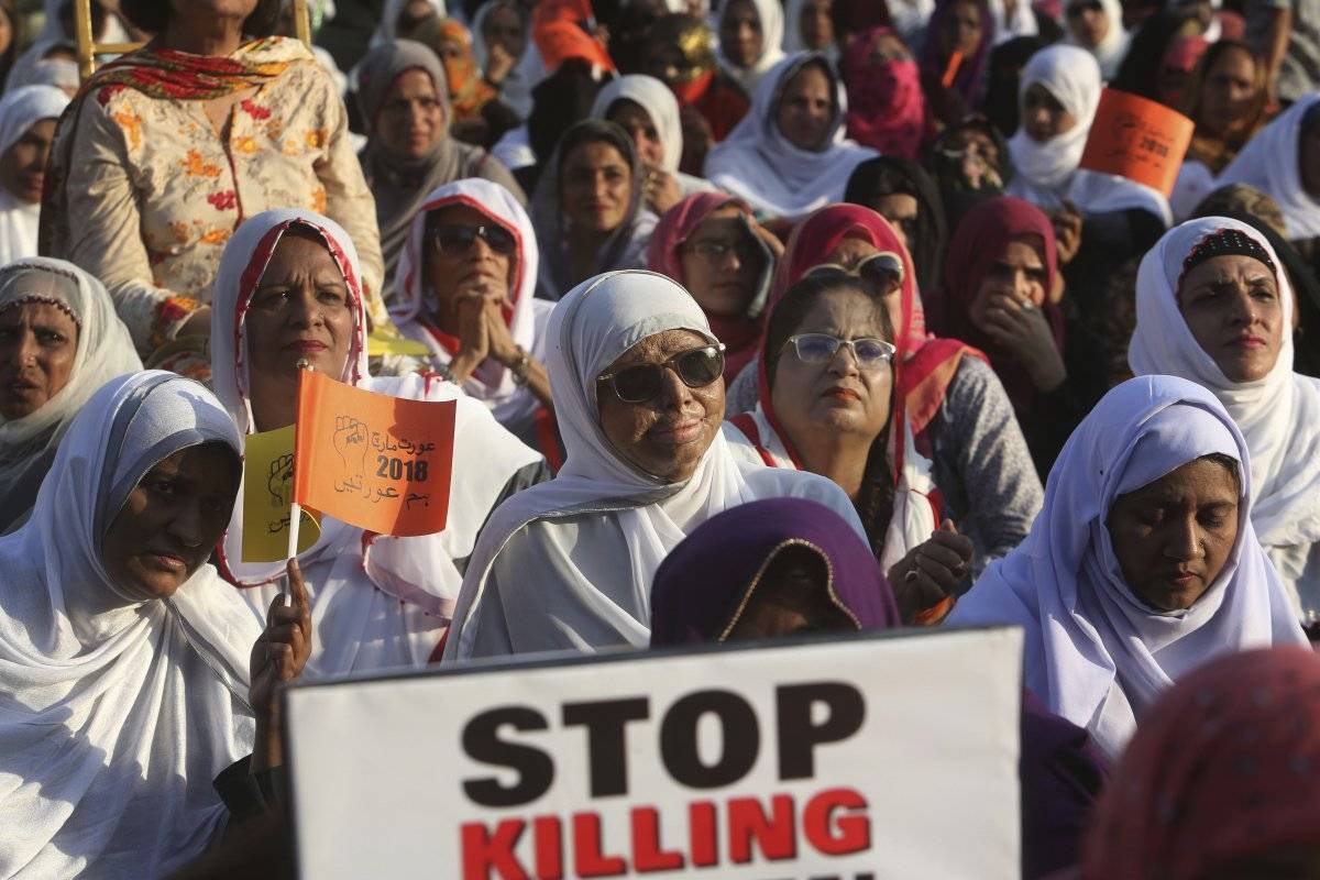 Una mujer, víctima de un ataque con ácido, participa en una manifestación en Karachi, Pakistán