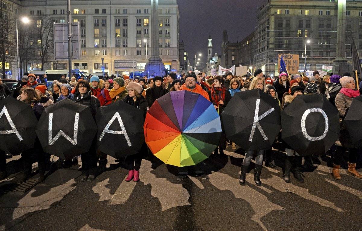 Manifestantes con paraguas encabezan una marcha del Día de la Mujer en Varsovia, Polonia,