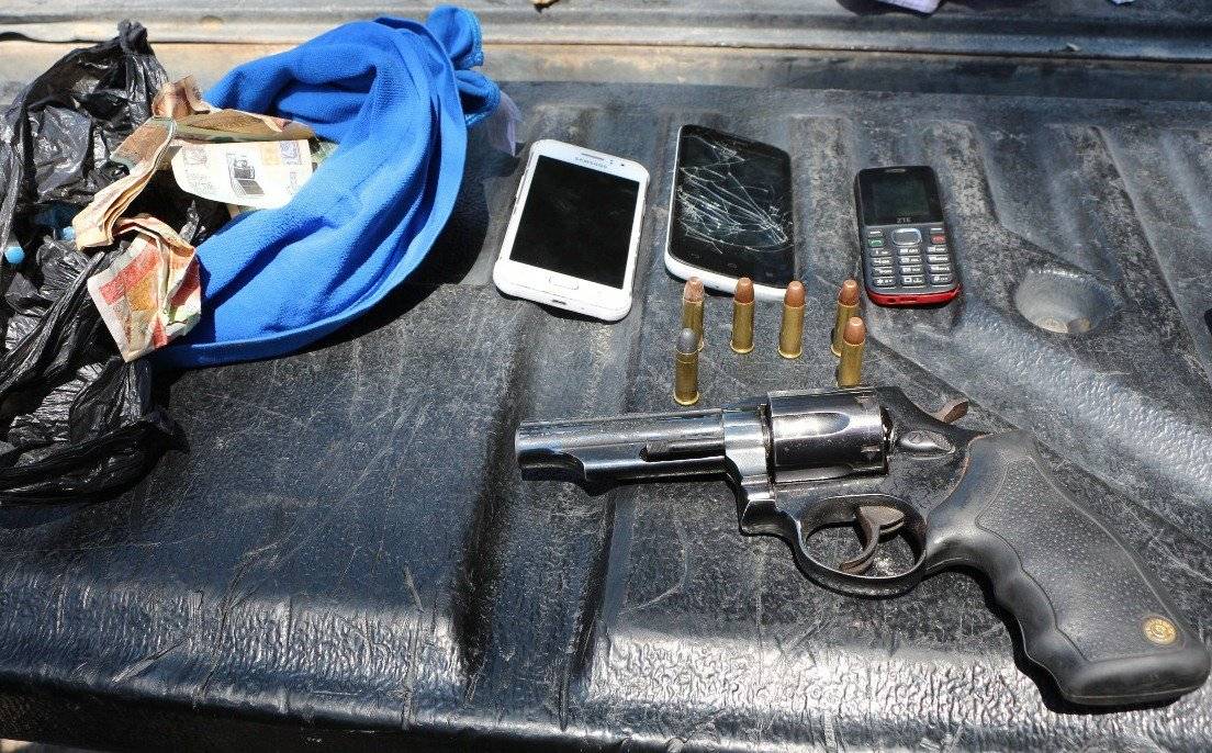 Armas y celulares