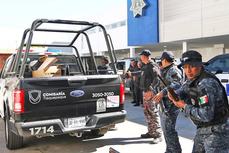 Autoridades estatales y federales desarman a policías de Tlaquepaque