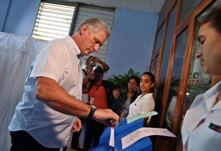 Miguel Díaz-Canel votando en Cuba