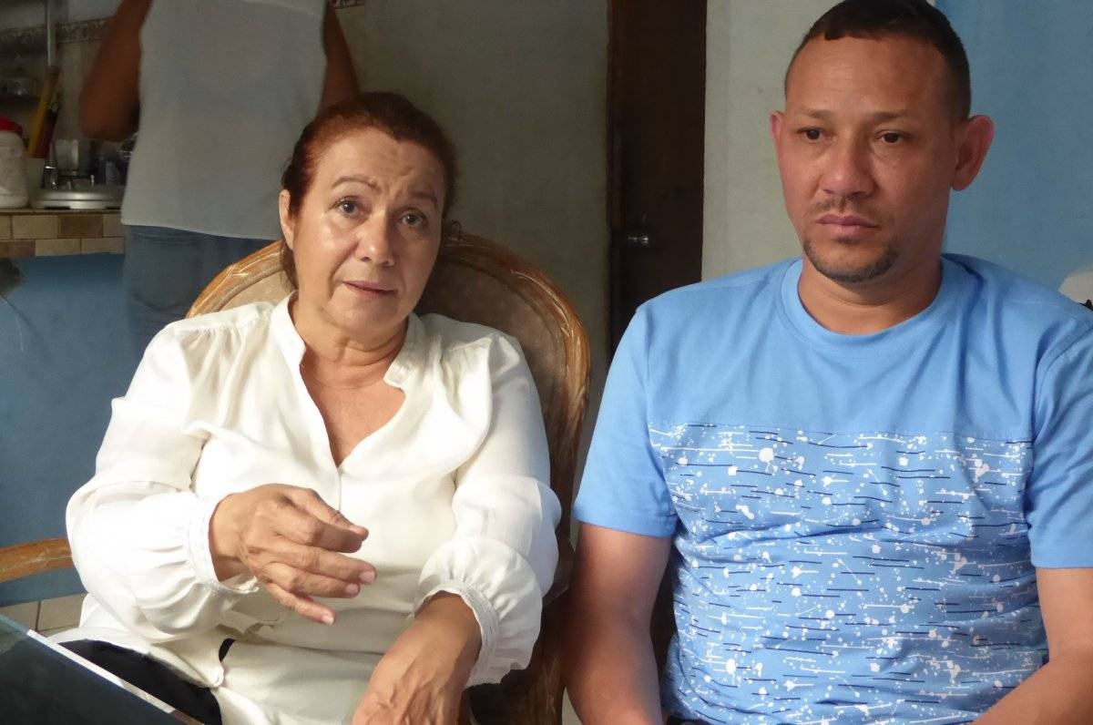 La licenciada Elba Nilsa Villalba Ojeda, el obreo dominicano Aníbal Reyes Rojas y su hermana Yuberkis en su humilde hogar en Santurce. /Inter News Service