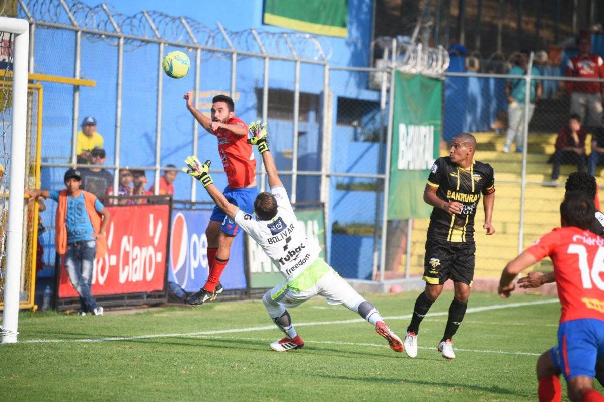 Carlos Kamiani anota un gol ante Petapa