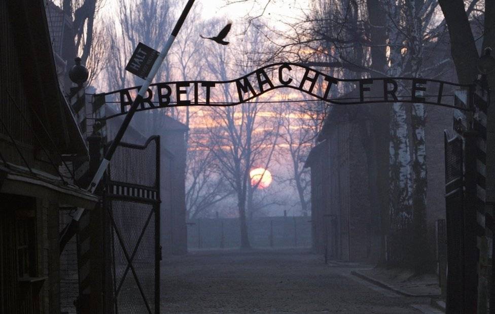 100385821auschwitzgates2-17f29b4d6842b79b68667c78cd58d086.jpg