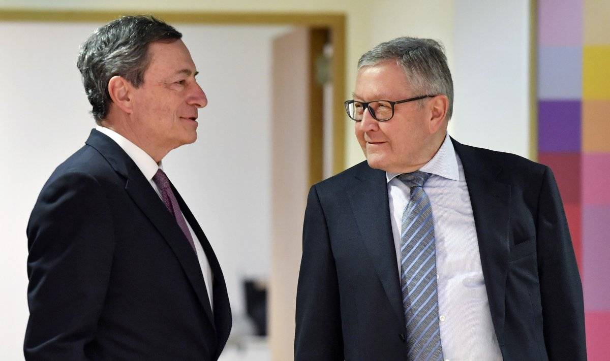 El presidente del Banco Central Europeo Mario Draghi, izquierda, habla con el director gerente del Mecanismo Europeo de Estabilidad Klaus Regling durante un encuentro con ministros del eurogrupo en la sede del Concejo Europeo en Bruselas el lunes 12 de ma