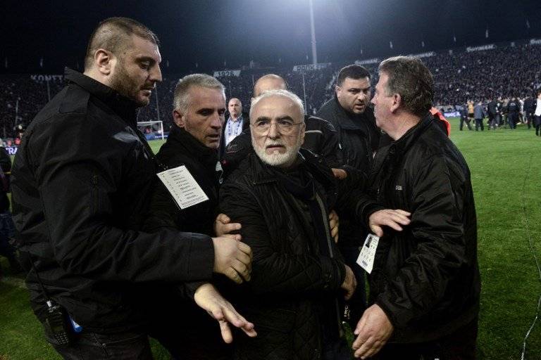 Ivan Savvidis entra a la cancha con un arma
