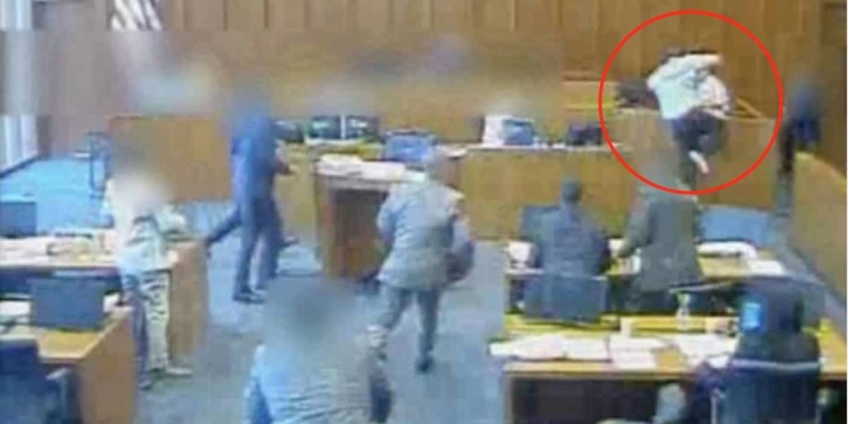 Mafioso se levantó en pleno juicio e intentó asesinar a un testigo Mafioso se levantó en pleno juicio e intentó asesinar a un testigo